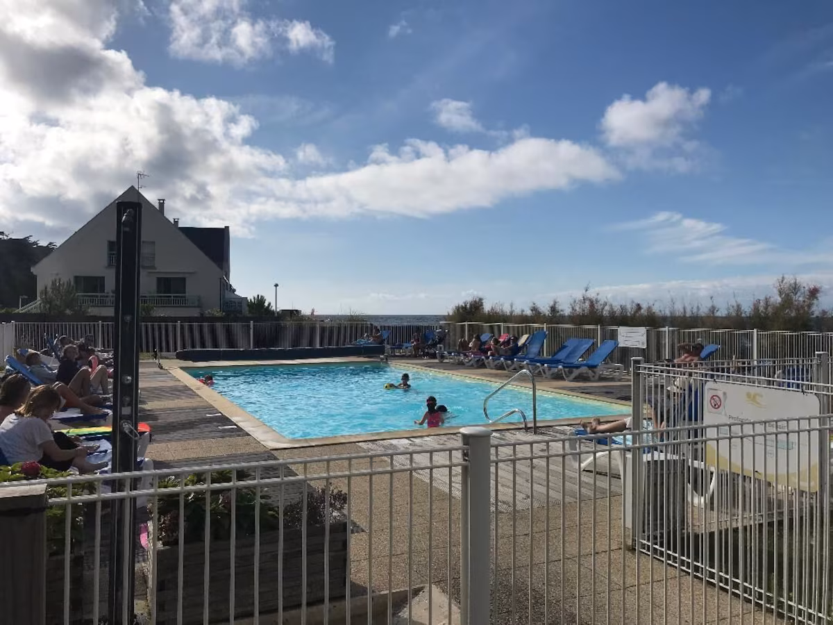 Vue piscine et plage depuis l'appartement Le Croisic